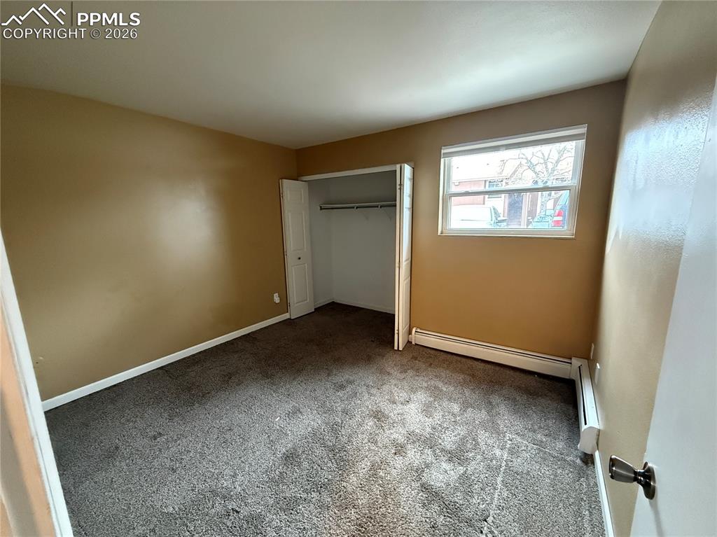 Image 8 of 9: Bedroom