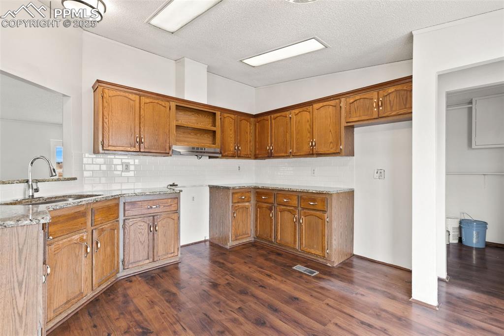 Image 10 of 50: Granite counters