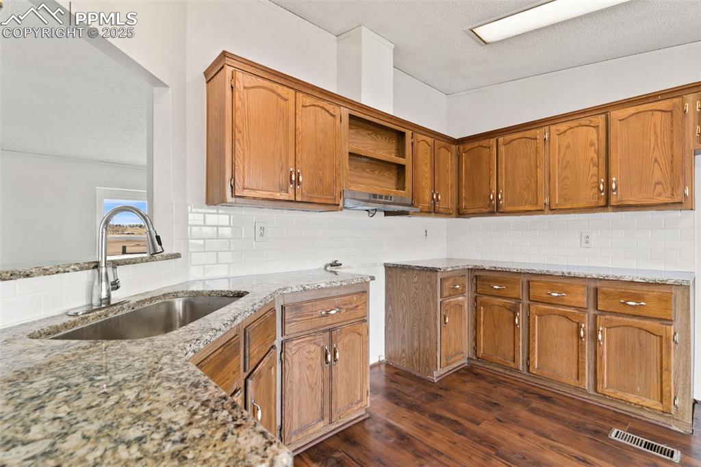 Image 11 of 50: Kitchen