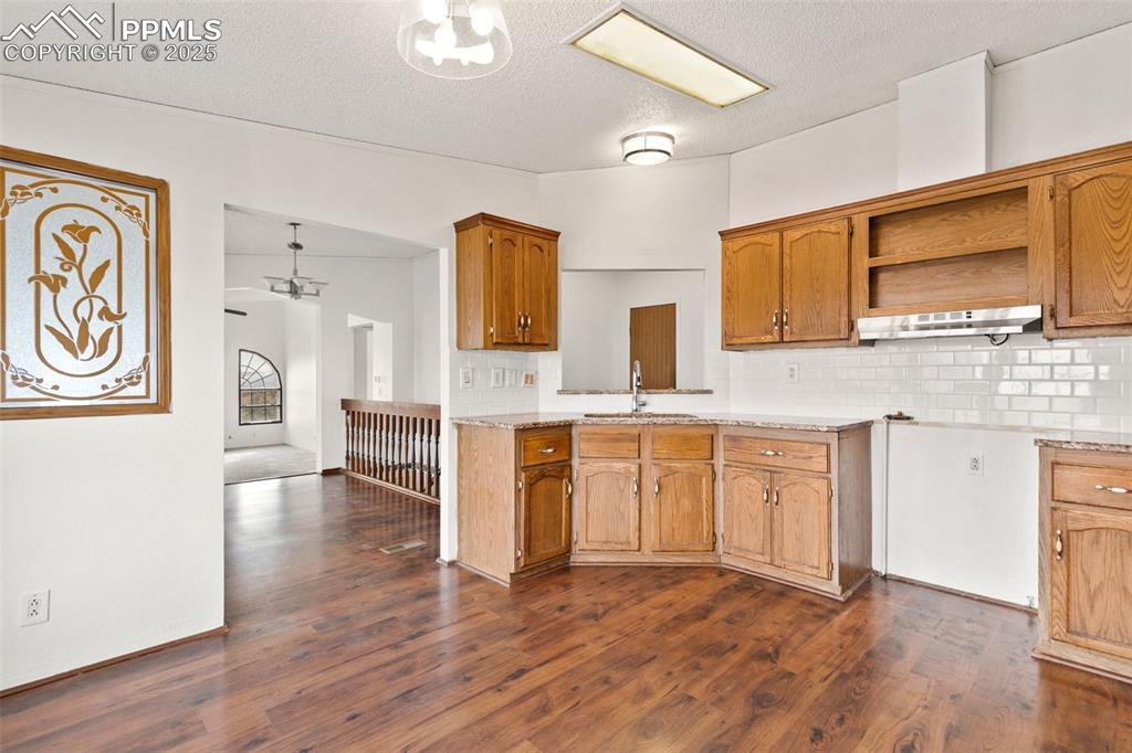 Image 13 of 50: Kitchen