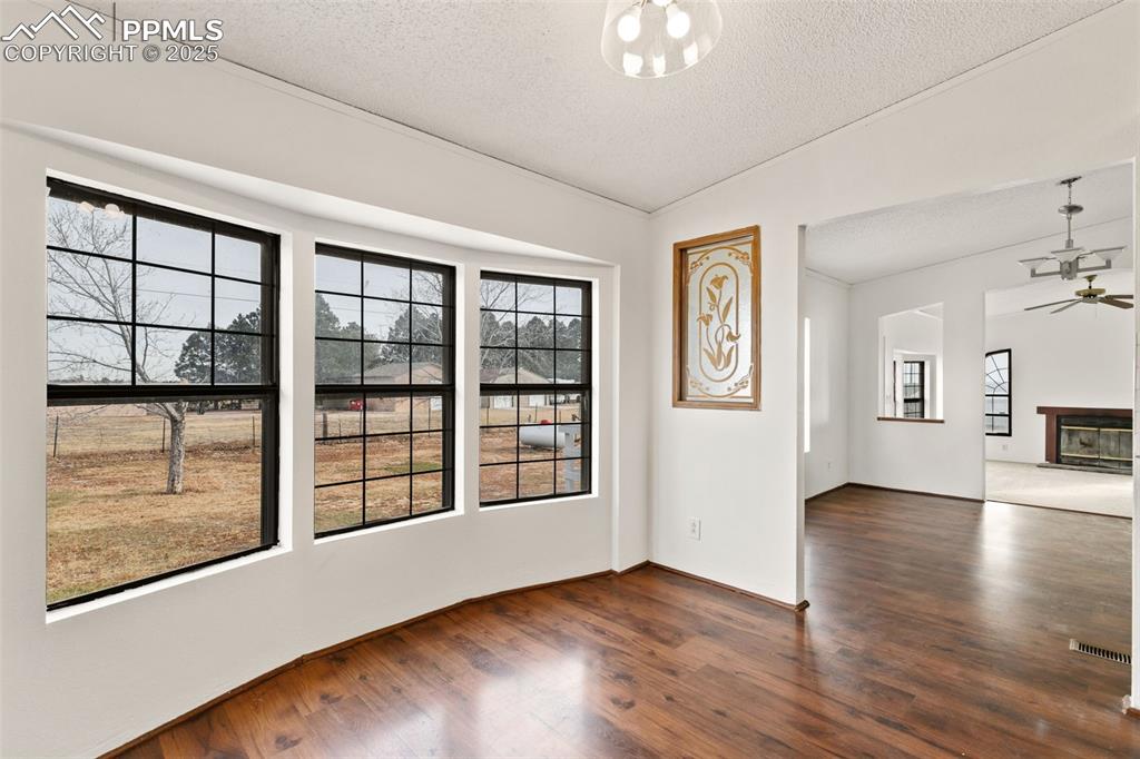 Image 15 of 50: Dining area