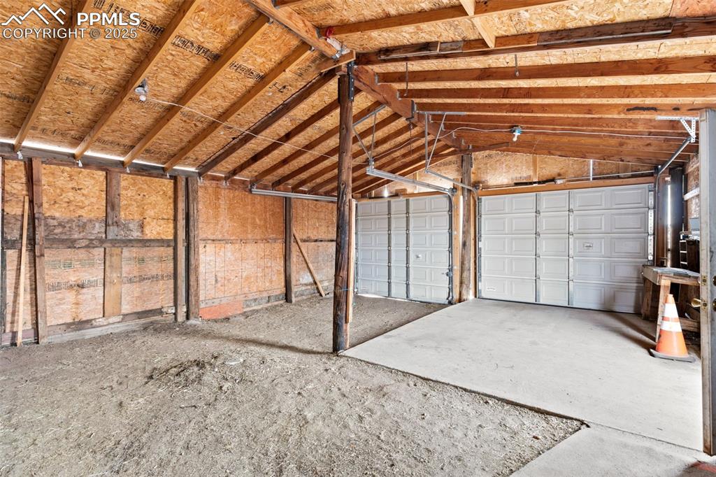 Image 5 of 50: Garage area