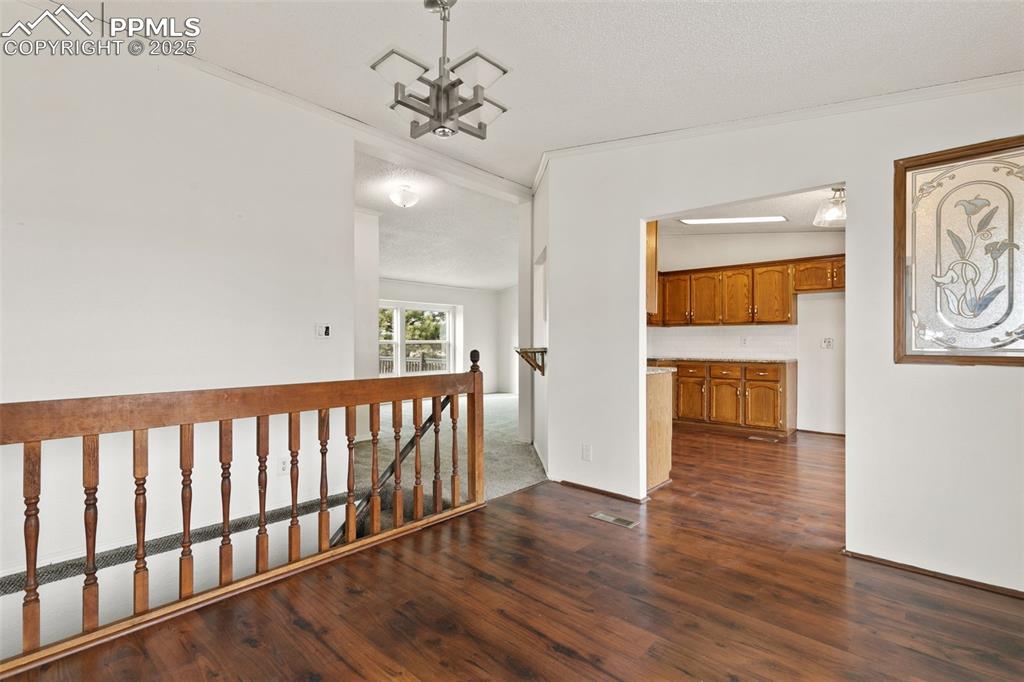 Image 8 of 50: Dining area