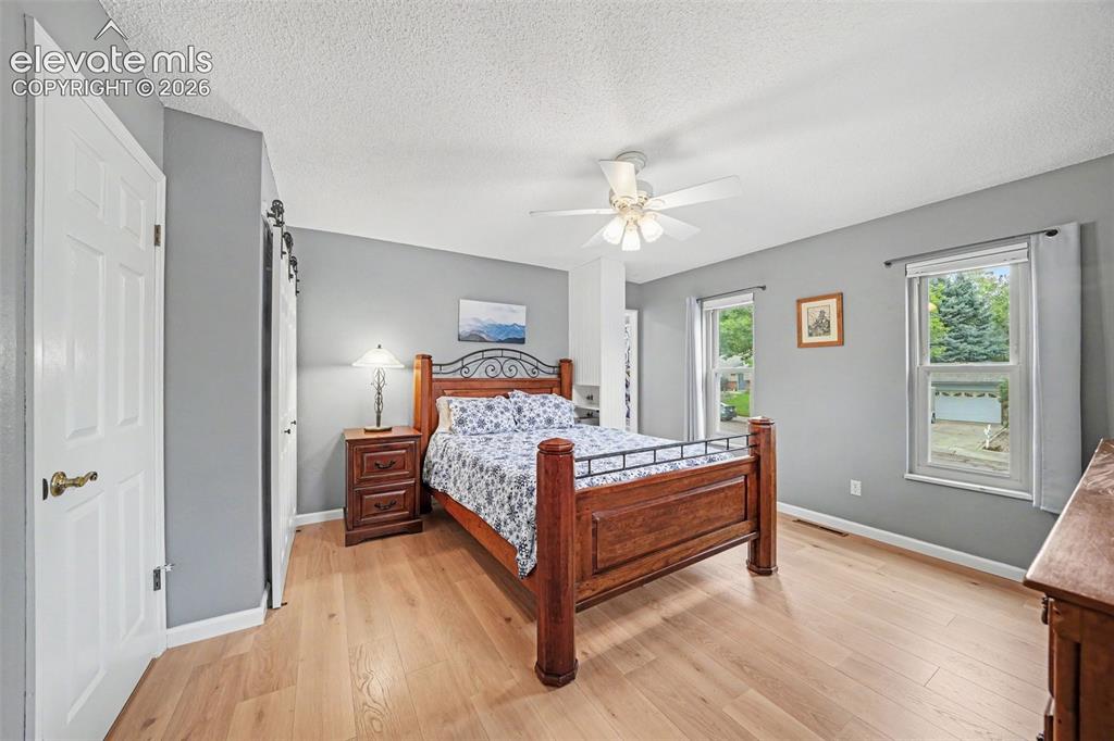 Image 11 of 27: Bedroom