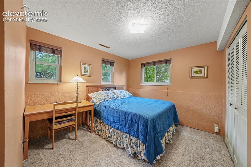 Image 14 of 27: Bedroom