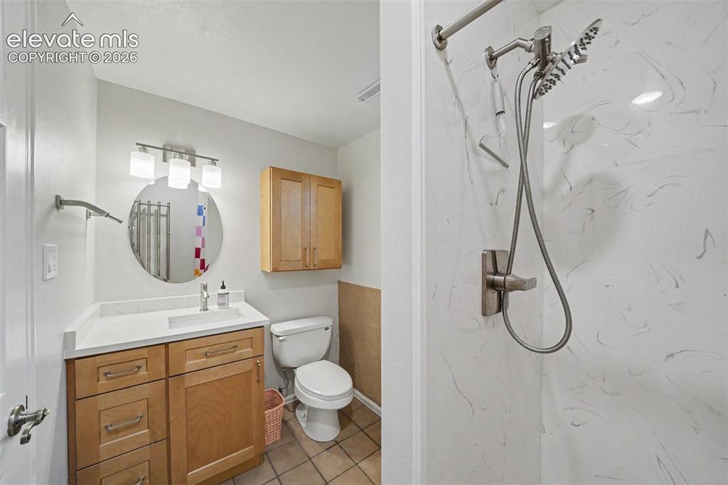 Image 15 of 27: Bathroom