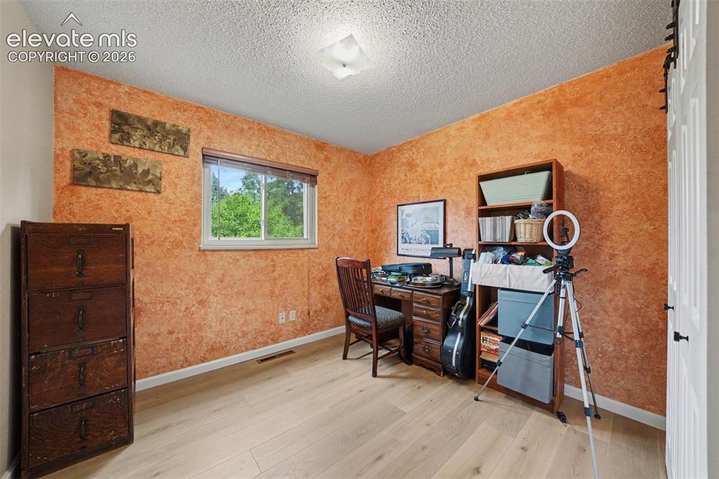 Image 17 of 27: Bedroom