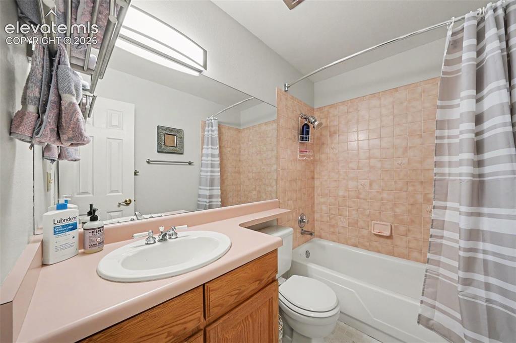 Image 18 of 27: Bathroom