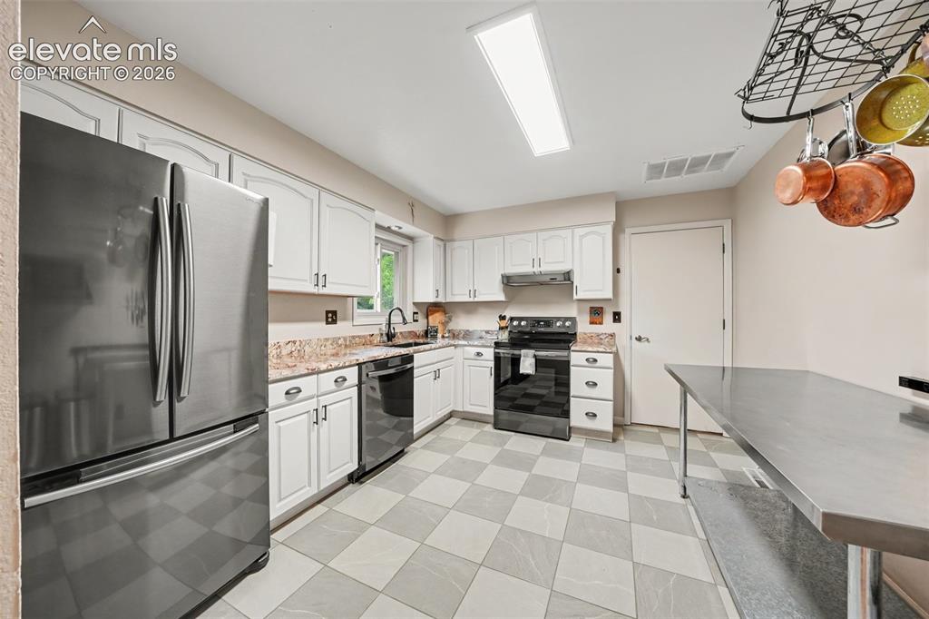 Image 5 of 27: Kitchen