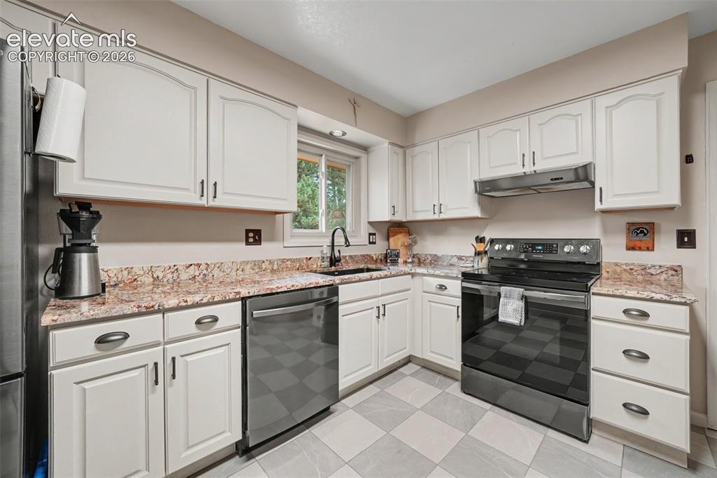 Image 6 of 27: Kitchen
