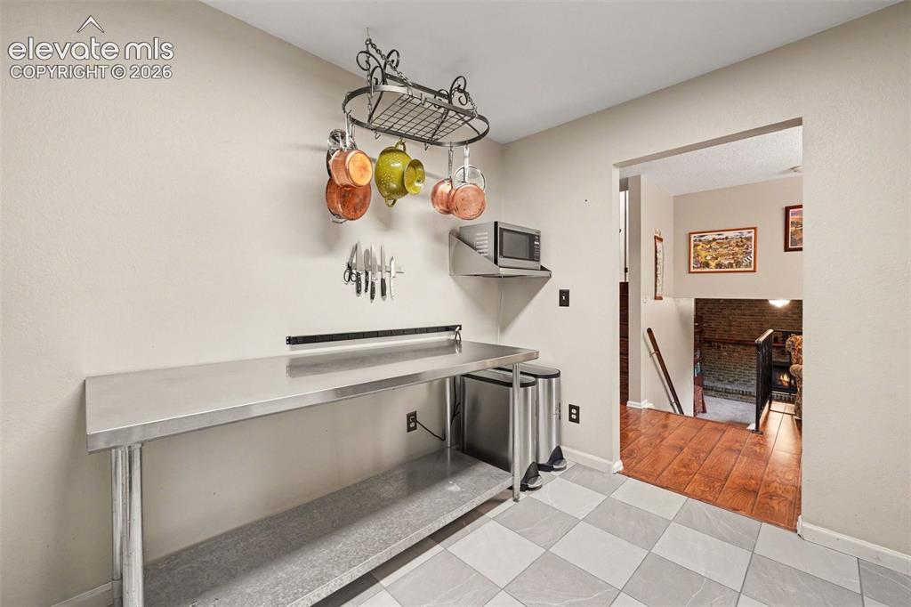 Image 7 of 27: Kitchen