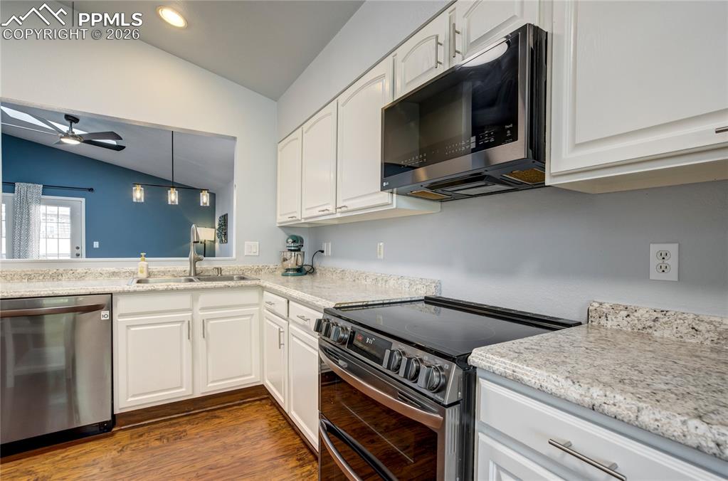 Image 10 of 49: Kitchen