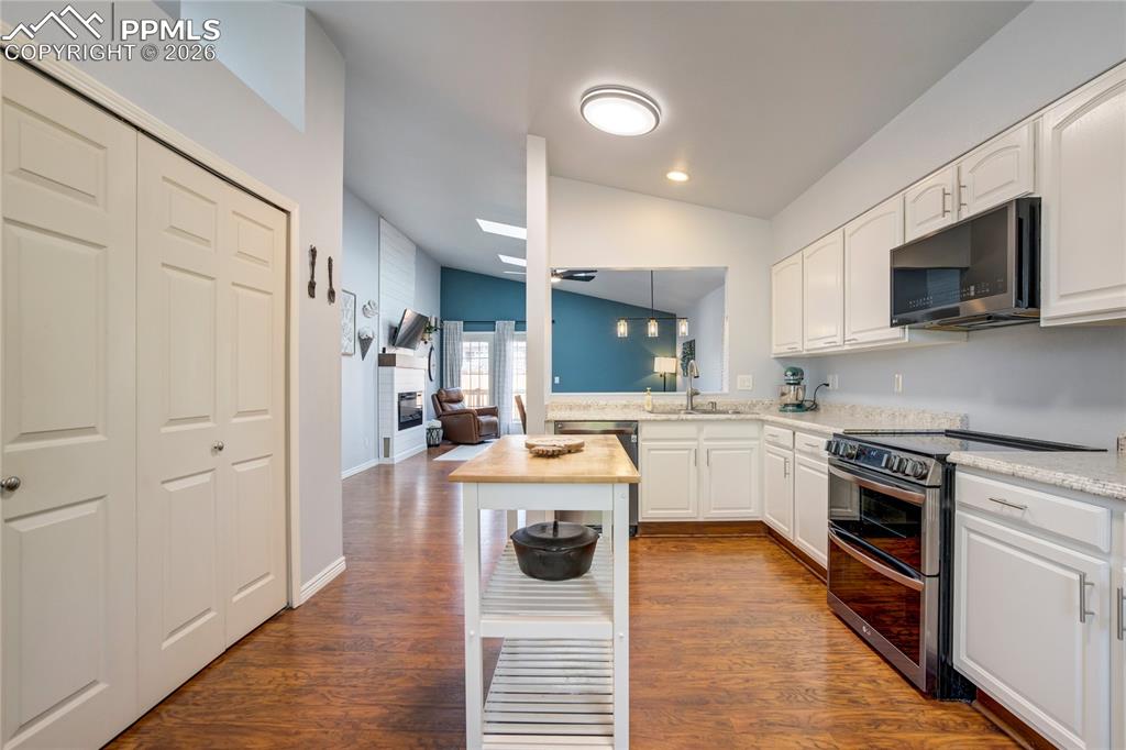 Image 12 of 49: Kitchen