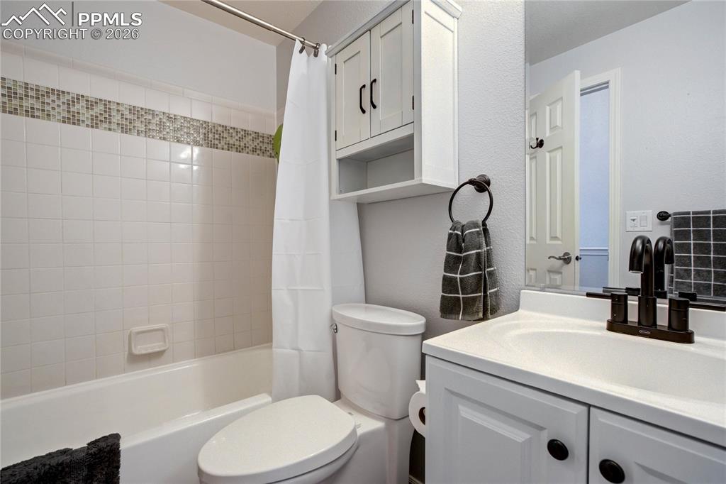 Image 26 of 49: Bathroom