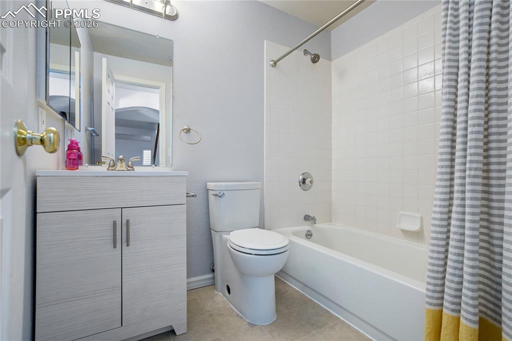 Image 38 of 49: Bathroom