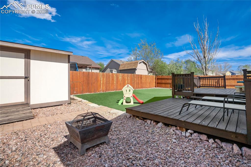 Image 44 of 49: Yard