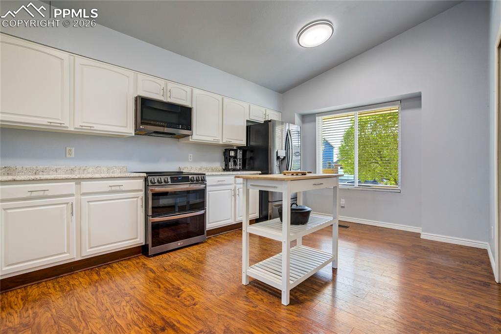 Image 9 of 49: Kitchen