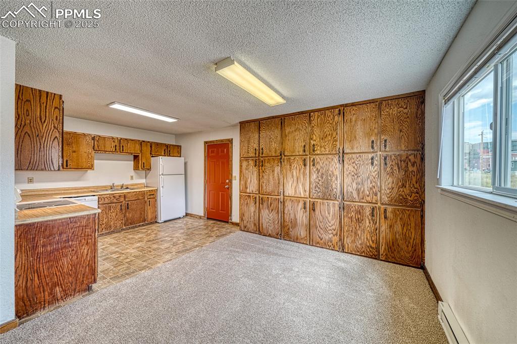 Image 21 of 37: Kitchen