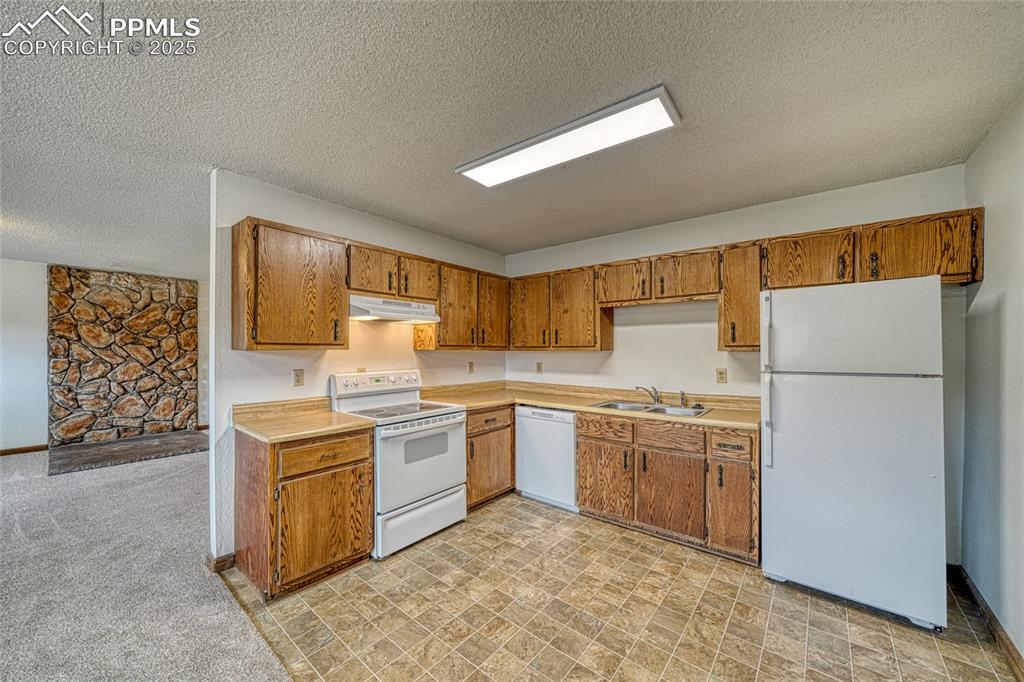 Image 23 of 37: Kitchen