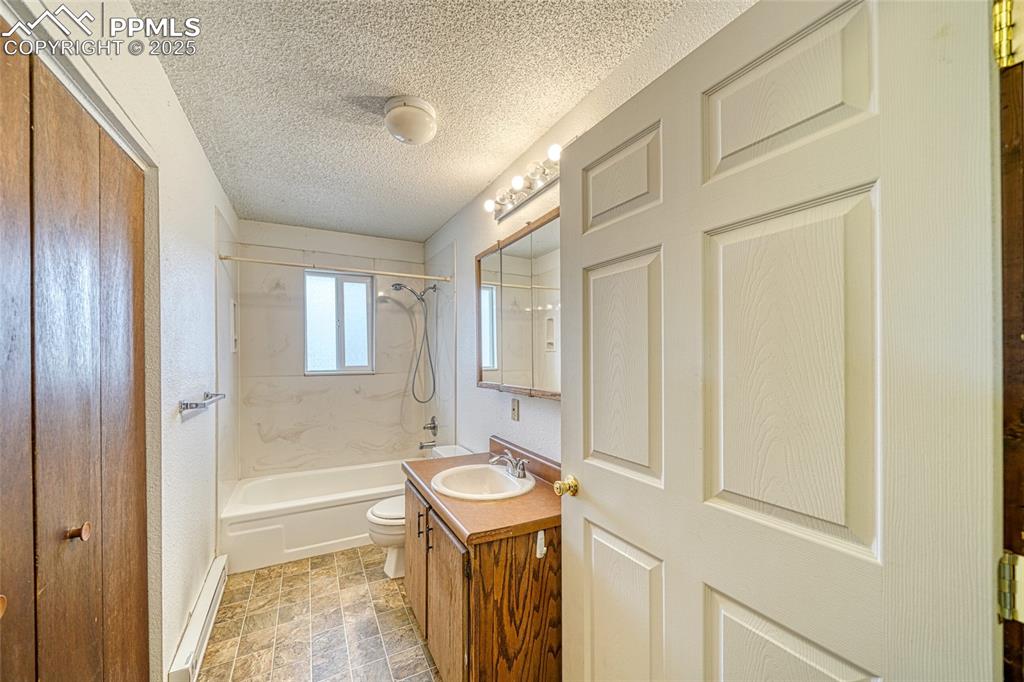 Image 26 of 37: Bathroom