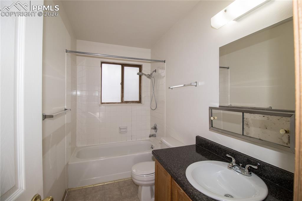 Image 13 of 16: Bathroom