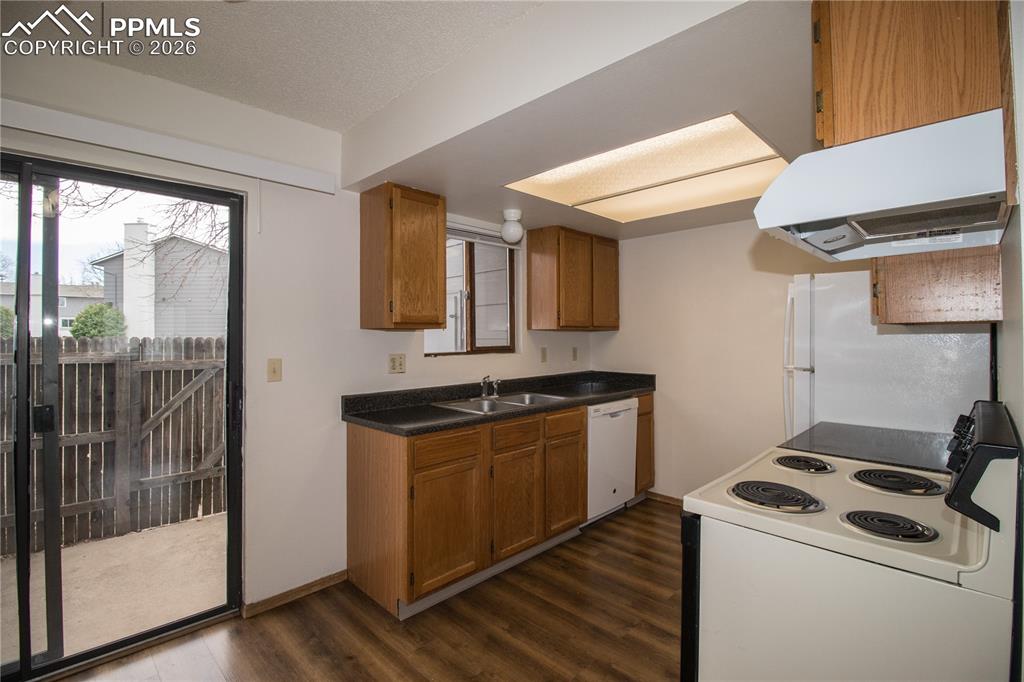 Image 6 of 16: Kitchen