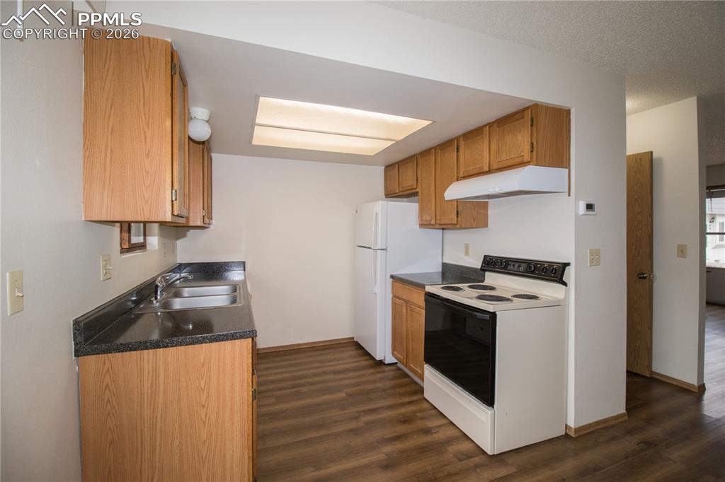 Image 9 of 16: Kitchen