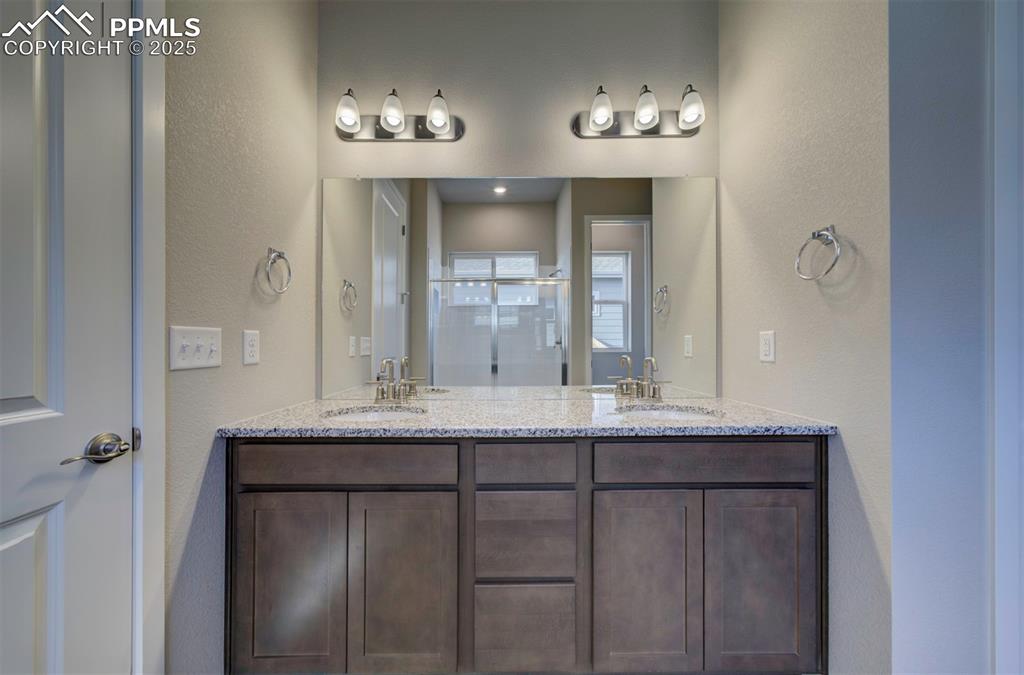 Image 27 of 34: Bathroom