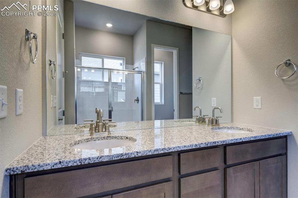 Image 28 of 34: Bathroom