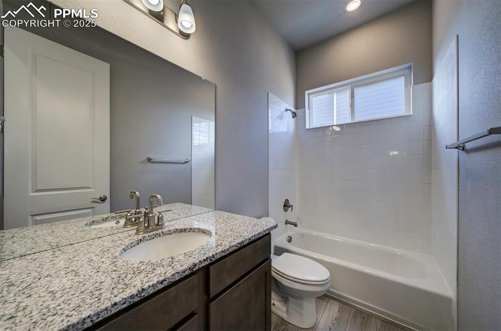 Image 30 of 34: Bathroom