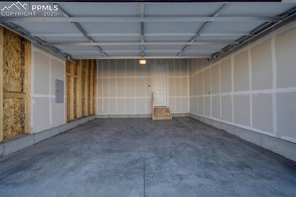 Image 34 of 34: Garage