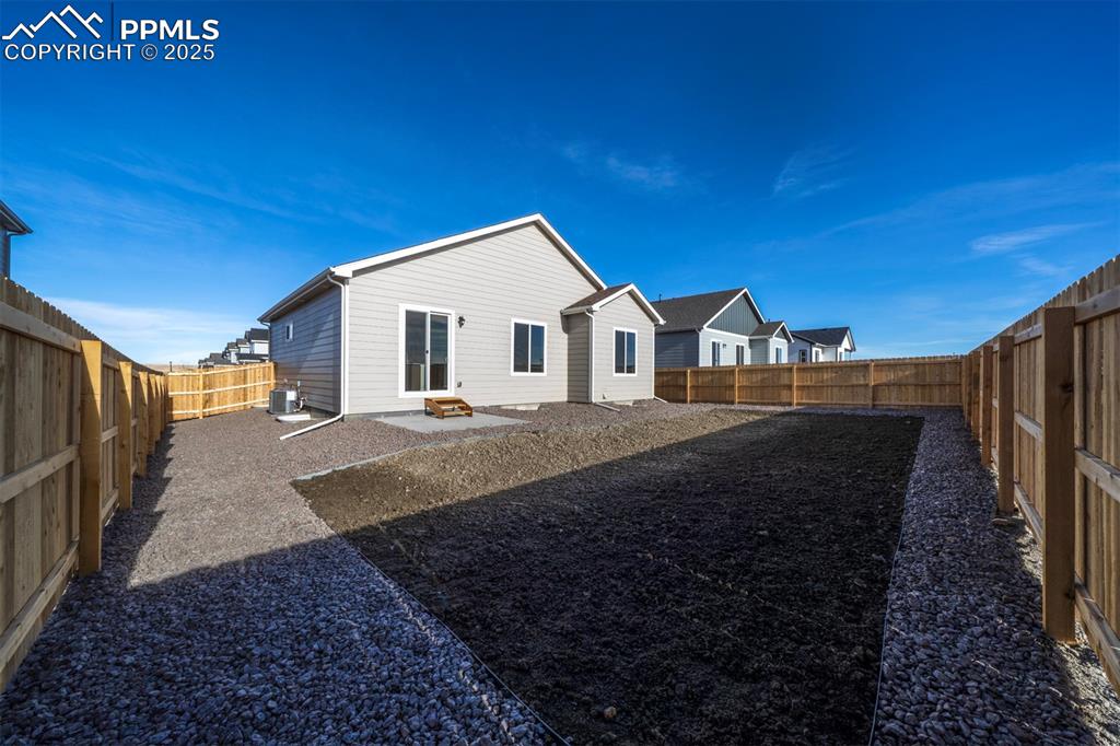 Image 4 of 34: Back of Structure