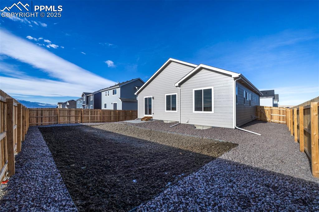 Image 5 of 34: Back of Structure