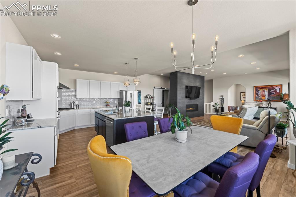 Image 12 of 50: Dining Area