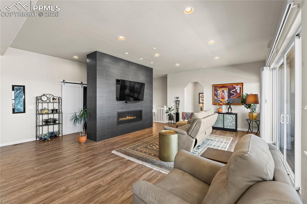 Image 18 of 50: Living Room