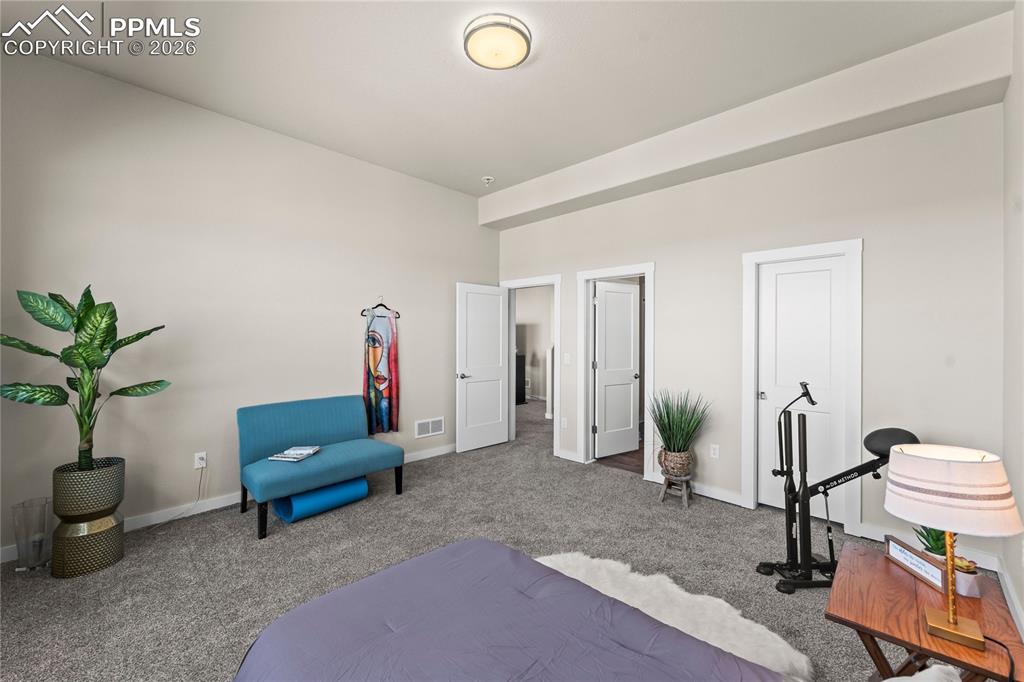 Image 33 of 50: Bedroom