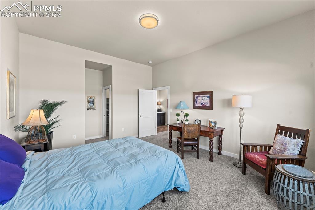 Image 36 of 50: Bedroom