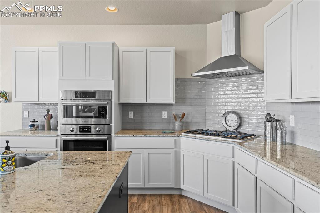 Image 9 of 50: Kitchen