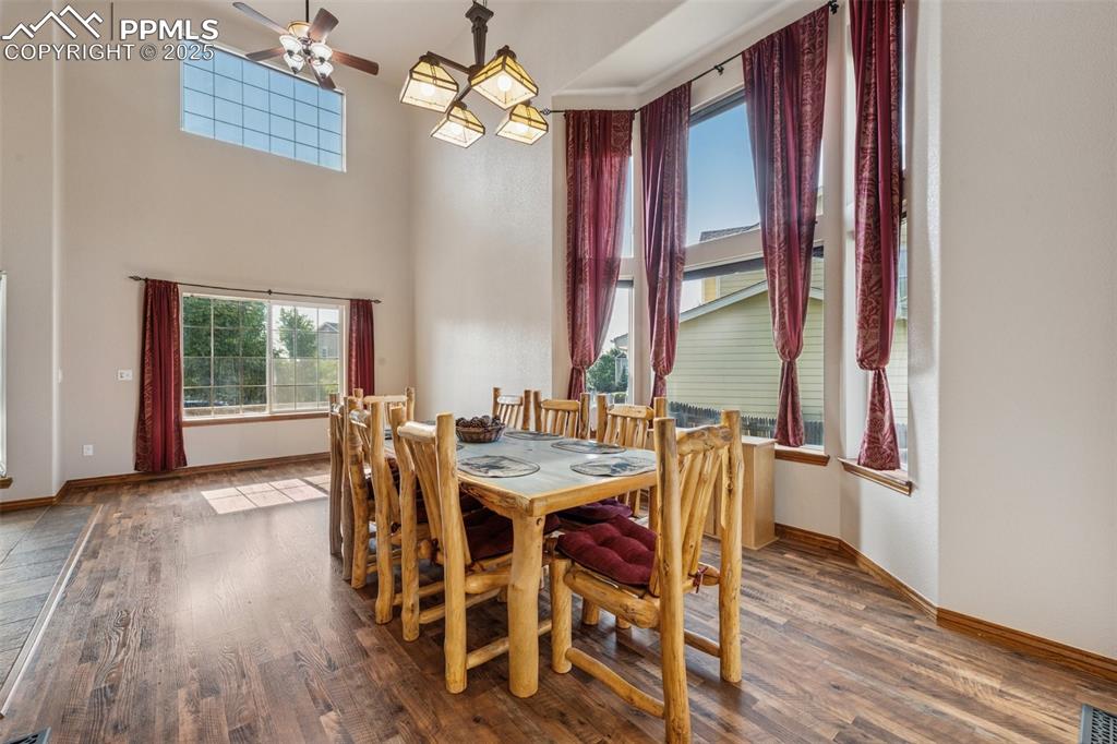 Image 18 of 35: Dining Area