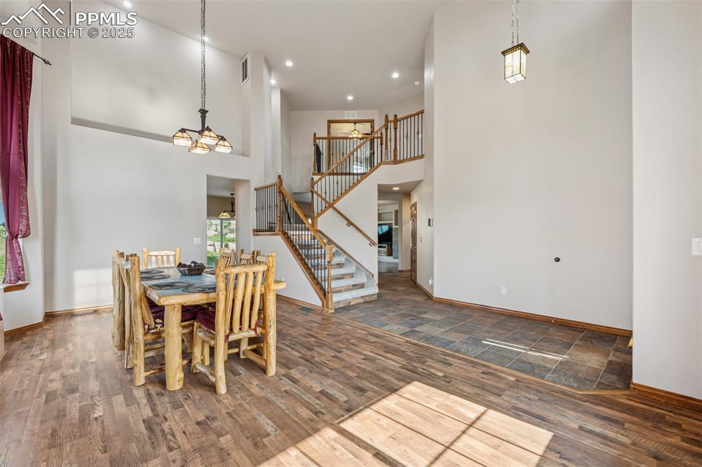 Image 20 of 35: Dining Area