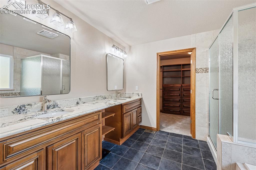 Image 24 of 35: Bathroom