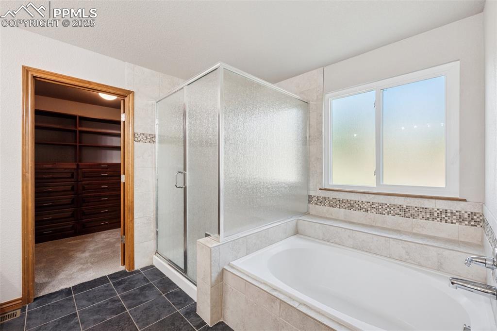 Image 25 of 35: Bathroom