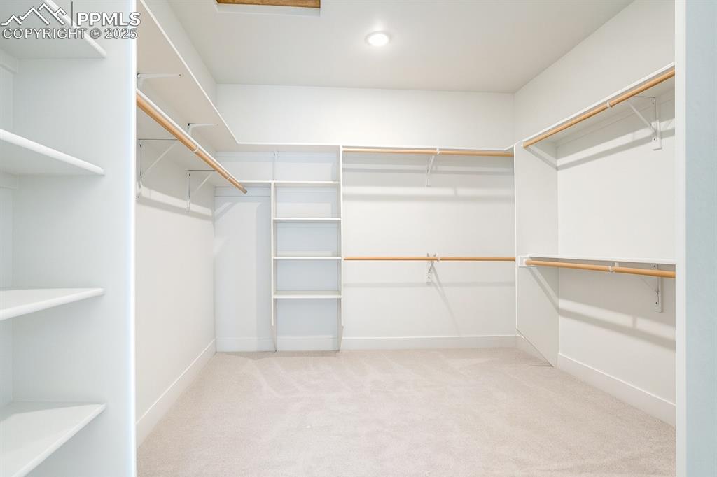 Image 29 of 50: Closet