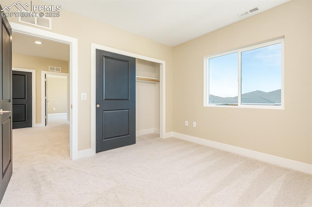 Image 33 of 50: Bedroom