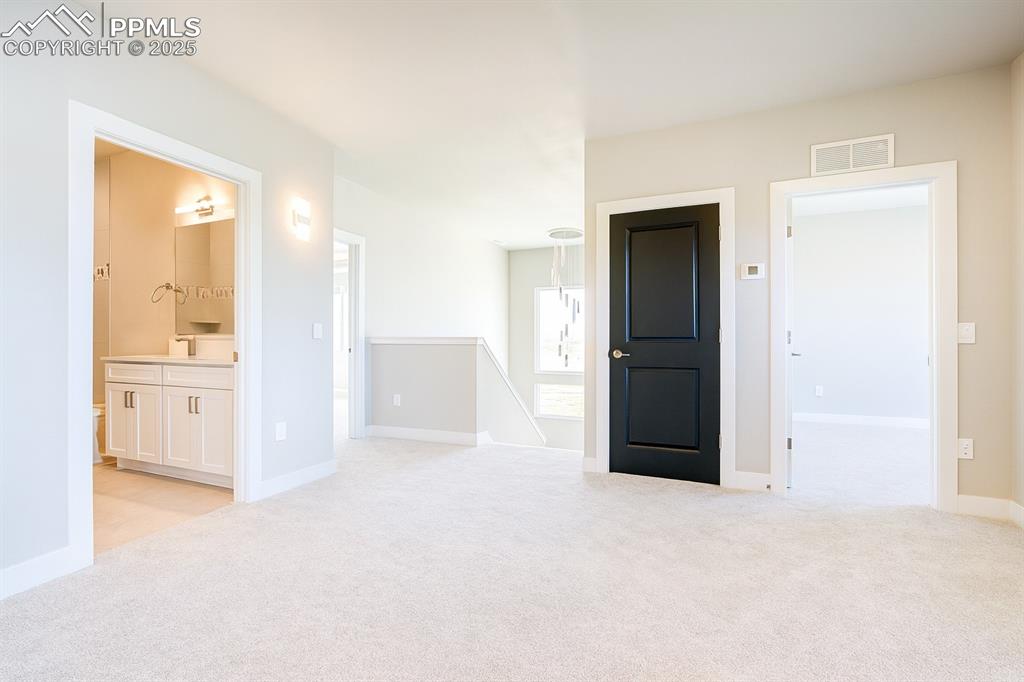 Image 35 of 50: Bedroom