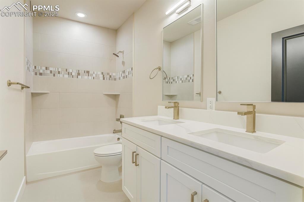 Image 40 of 50: Bathroom