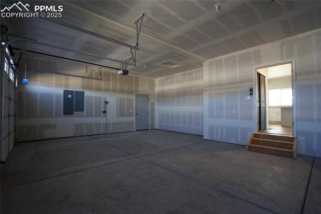 Image 43 of 50: Garage