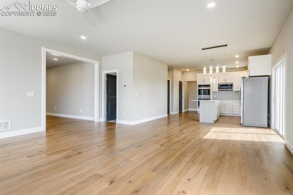 Image 6 of 50: Living Room