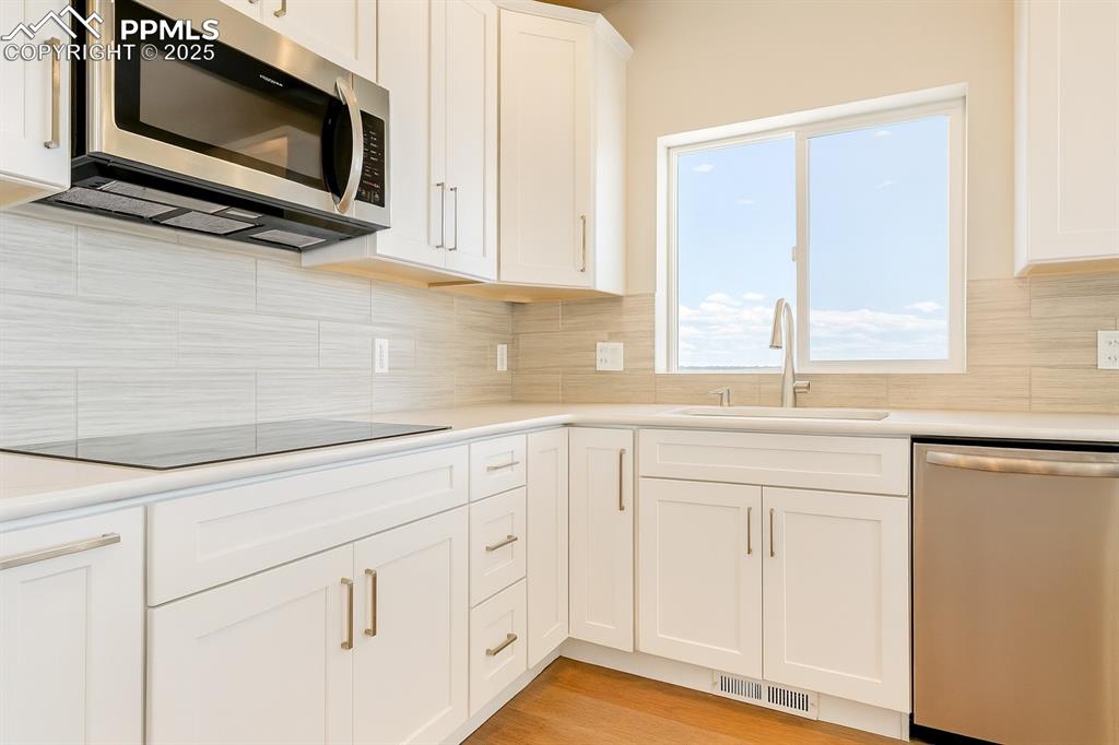 Image 9 of 50: Kitchen