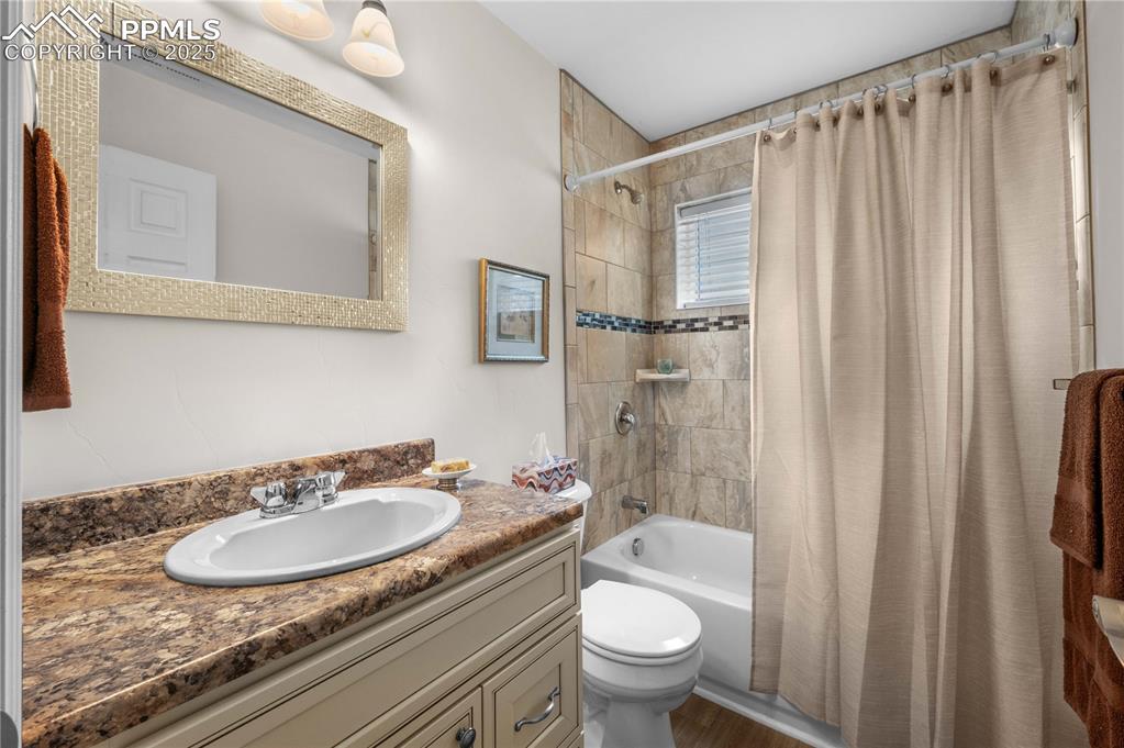 Image 13 of 33: Bathroom